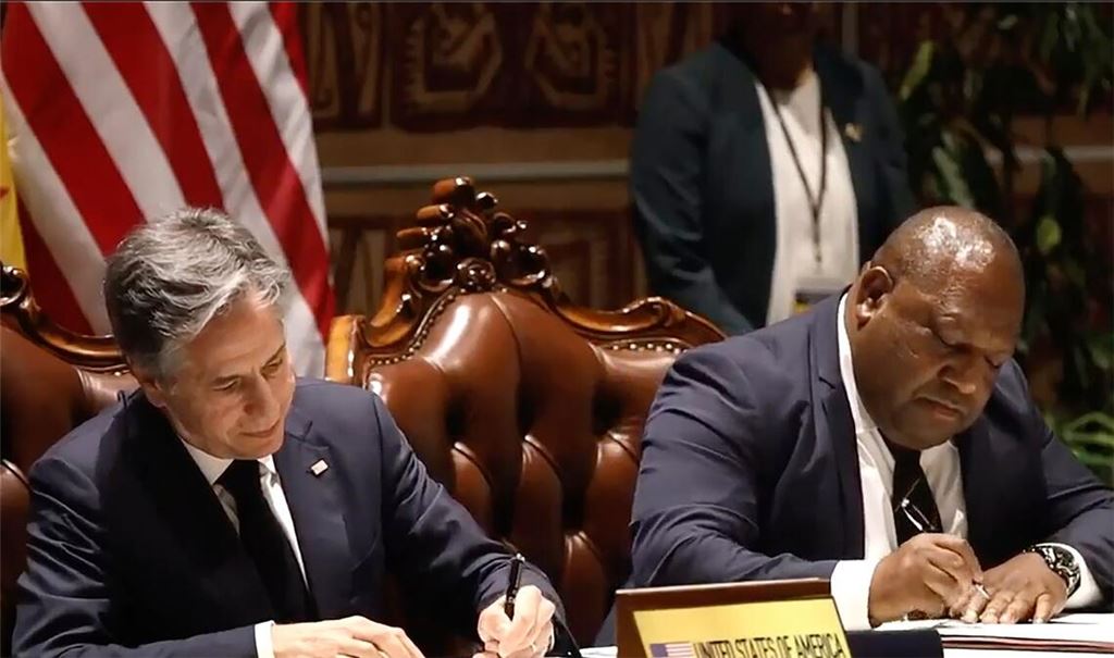 US-Außenminister Antony Blinken (l) und Premierminister James Marape unterzeichnen die Verteidigungskooperation.