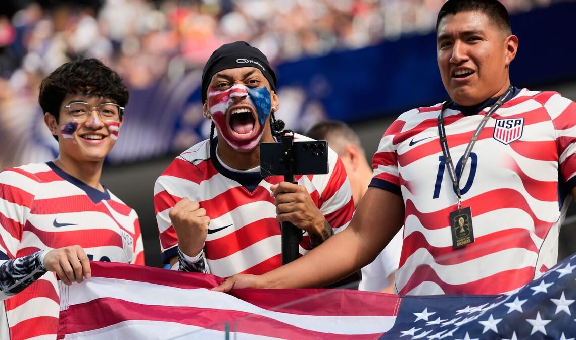 US-Fans jubeln vor dem Spiel USA gegen Paraguay bei der Fußball-WM.