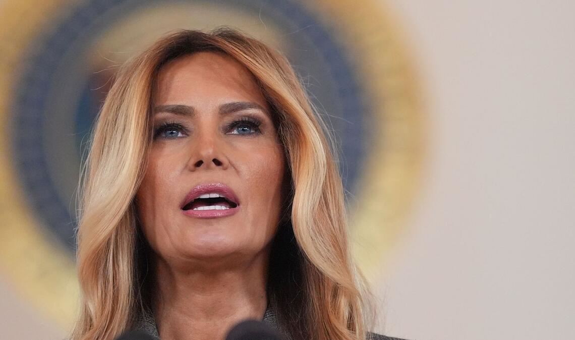 US-First Lady Melania Trump spricht im großen Foyer des Weißen Hauses zu Journalisten.