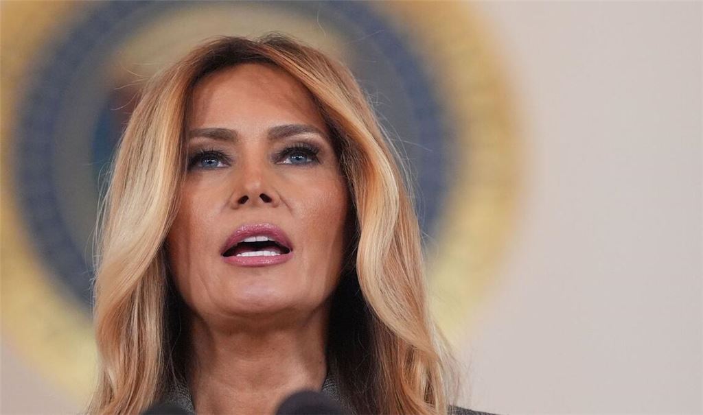 US-First Lady Melania Trump spricht im großen Foyer des Weißen Hauses zu Journalisten.