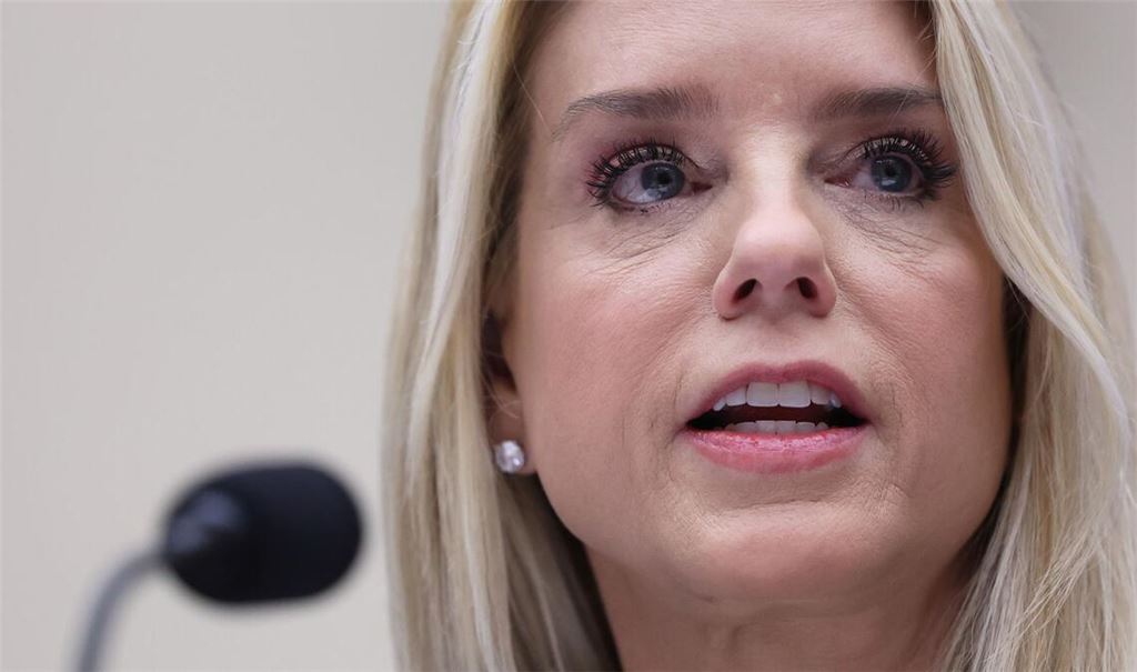 US-Justizministerin Pam Bondi muss sich kritischen Fragen vor einem Ausschuss stellen.