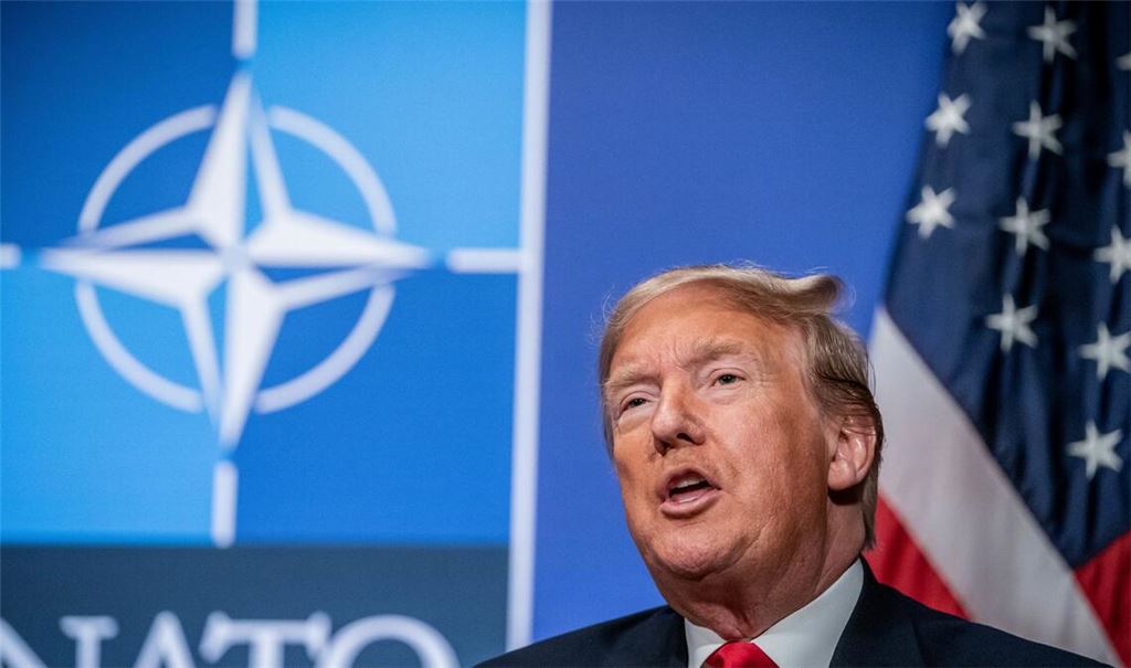 US-Machthaber Donald Trump vor dem Nato-Wappen: erbärmlicher Stratege und Lügner.