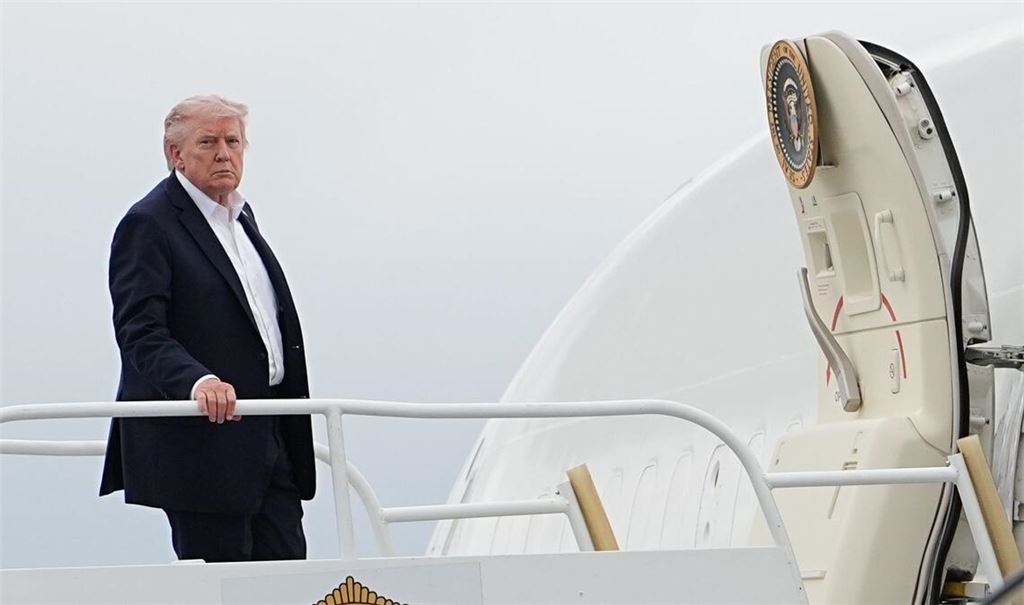 US-Präsident Donald Trump besteigt eine Air Force One am Miami International Airport.