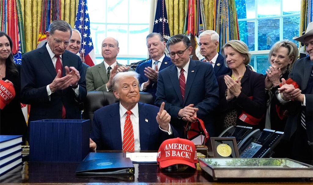 US-Präsident Donald Trump gestikuliert im Oval Office des Weißen Hauses in Washington nach der Unterzeichnung eines Ausgabengesetzes.