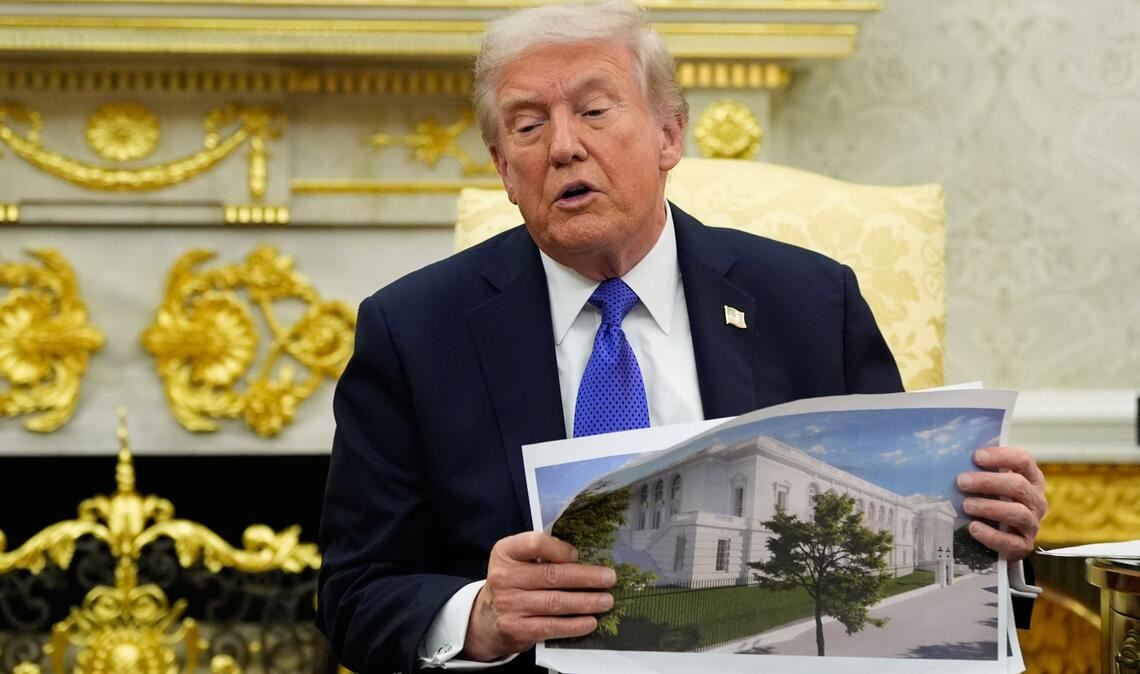 US-Präsident Donald Trump hält eine künstlerische Darstellung des neuen Ballsaals im Weißen Haus.