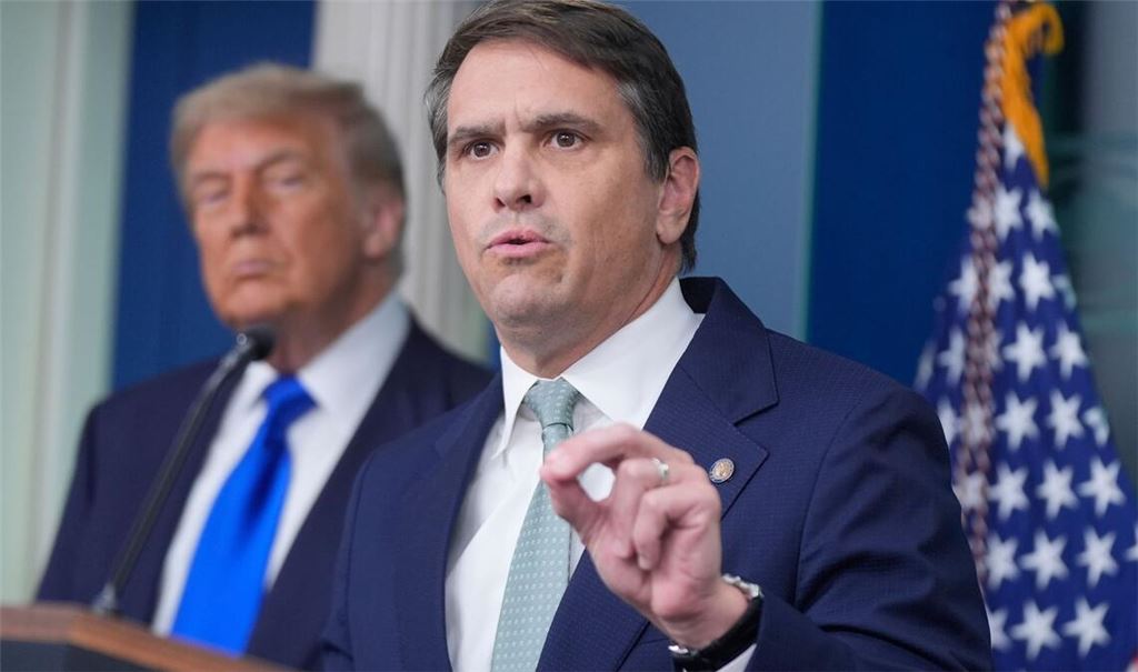 US-Präsident Donald Trump hat über Justizminister Todd Blanche (rechts) den Plan für einen Entschädigungsfonds eingebracht, der die Republikaner spaltet. (Archivbild)