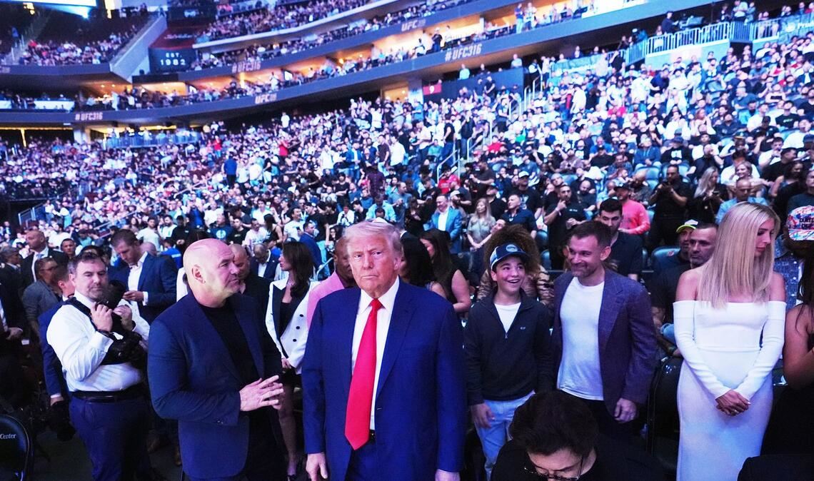 US-Präsident Donald Trump - hier mit UFC-Boss Dana White - gilt als Mixed-Martial-Arts-Fan. Athleten des Kampfsports sollen nun FBI-Mitarbeiter trainieren. (Archivbild)