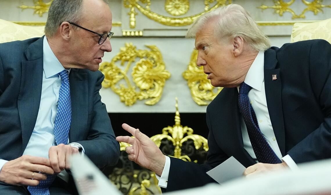 US-Präsident Donald Trump (r) empfängt Bundeskanzler Friedrich Merz (CDU) im Weißen Haus