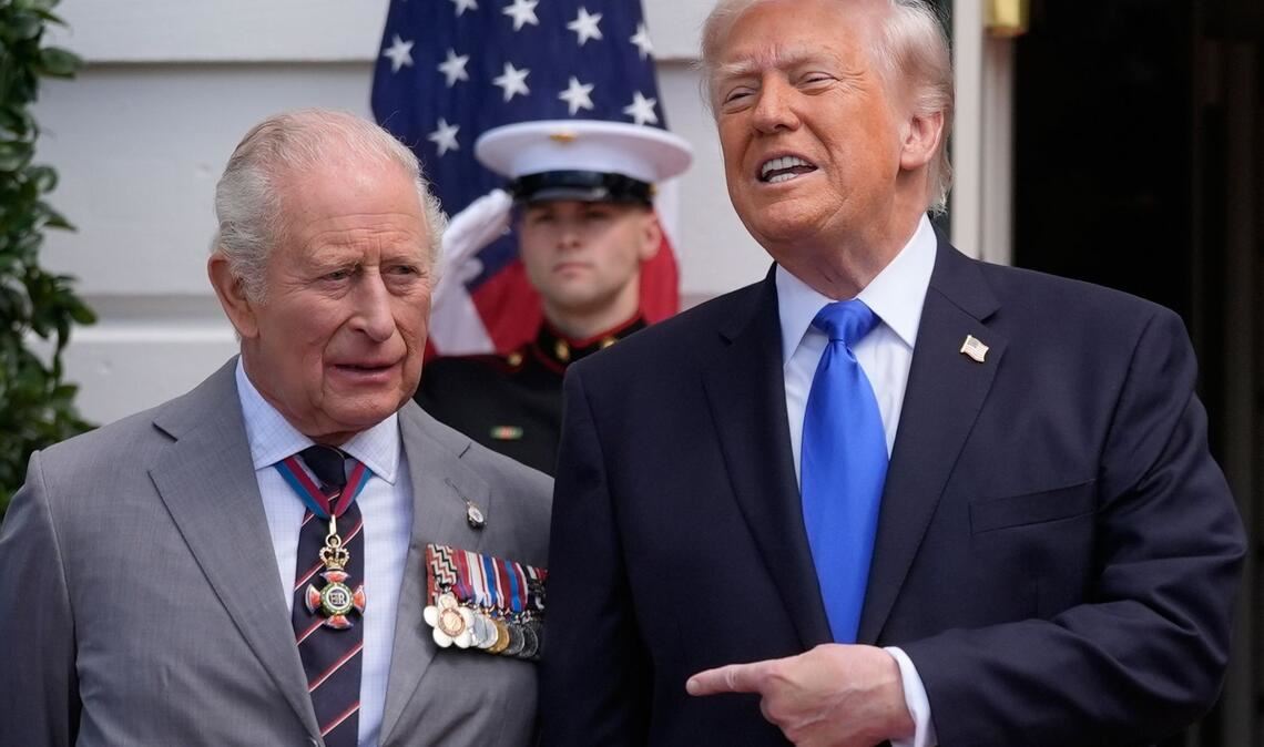 US-Präsident Donald Trump (r) spricht neben dem britischen König Charles III. während einer Verabschiedungszeremonie auf dem Südrasen des Weißen Hauses.