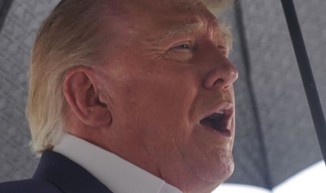 US-Präsident Donald Trump spricht in Washington auf dem Südrasen des Weißen Hauses mit Reportern, bevor er an Bord von „Marine One“ geht.
