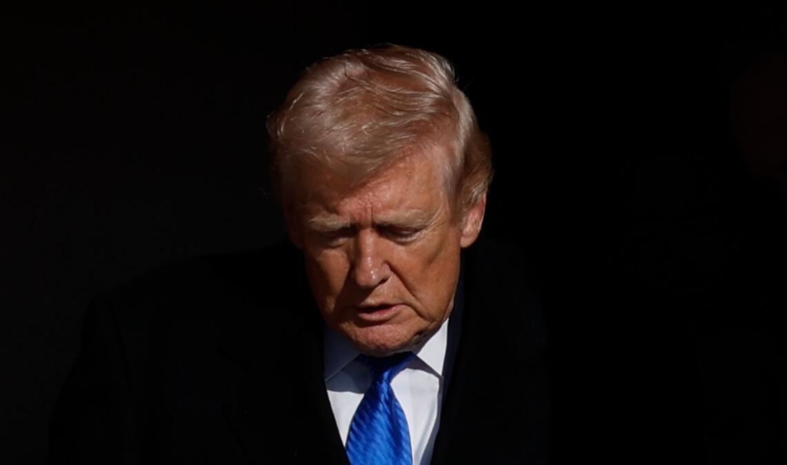 US-Präsident Donald Trump steigt bei seiner Ankunft auf der Joint Base Andrews aus der Air Force One aus.