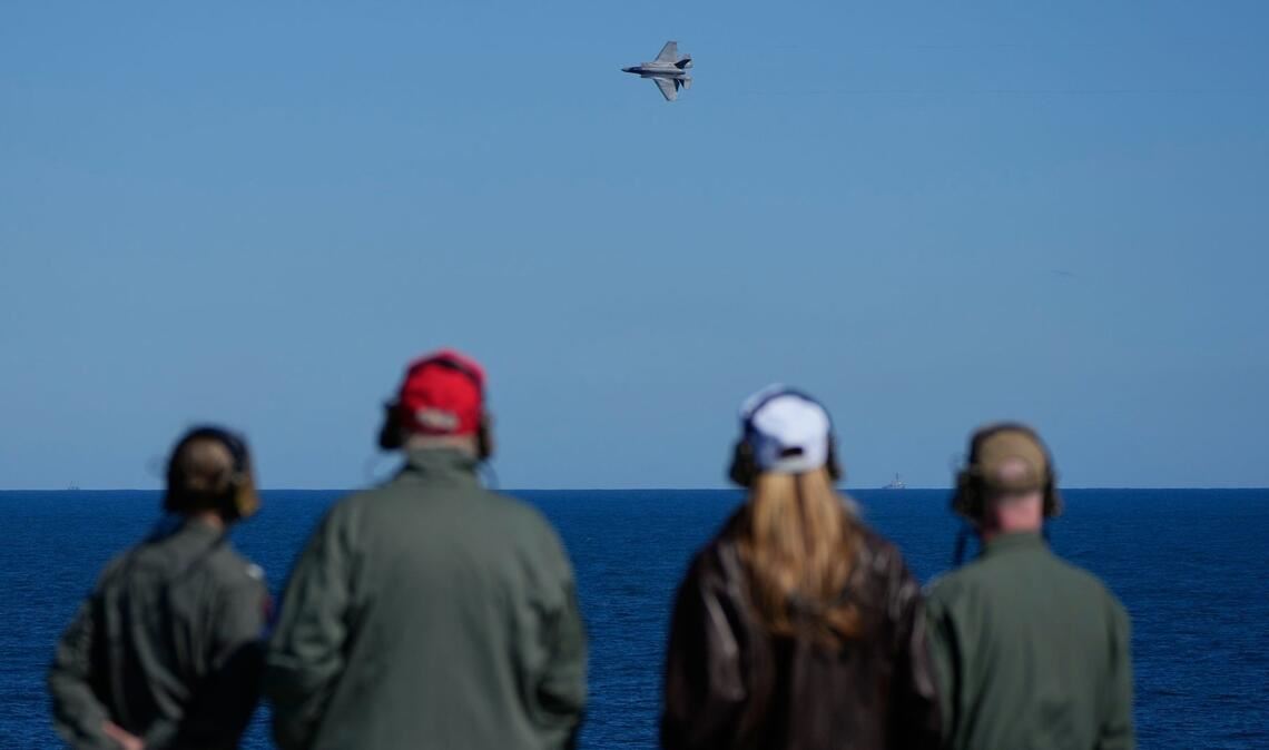 US-Präsident Donald Trump und First Lady Melania Trump beobachten an Bord des Flugzeugträgers USS George H.W. Bush im Atlantik vor der Küste von Norfolk ein Kampfflugzeug im Rahmen des 250-jährigen Jubiläums der US-Marine.