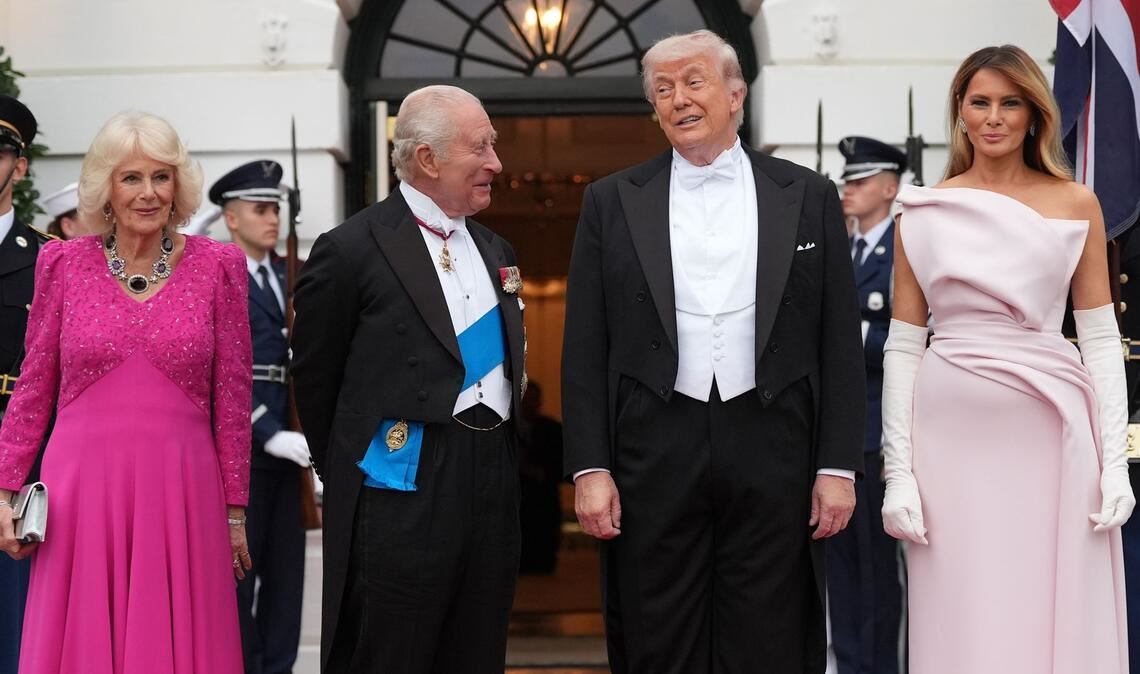 US-Präsident Donald Trump und First Lady Melania Trump begrüßen den britischen König Charles III. und Königin Camilla am Südportikus.