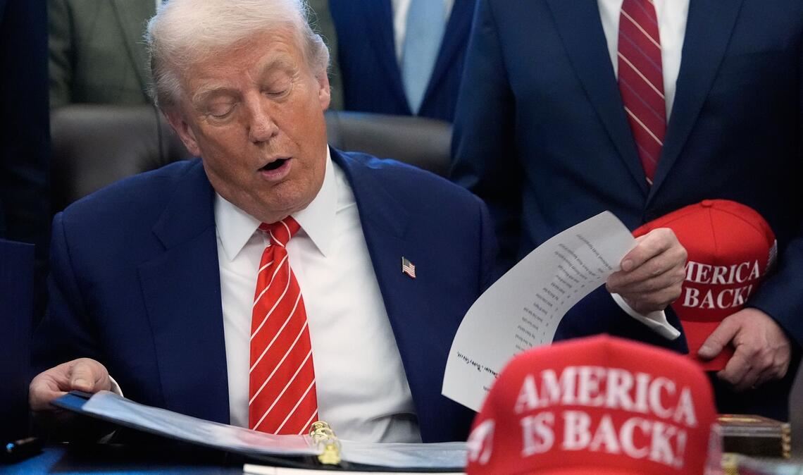 US-Präsident Donald Trump unterzeichnet ein Haushaltsgesetz, das den teilweisen Stillstand der US-Regierungsgeschäfte beendet.