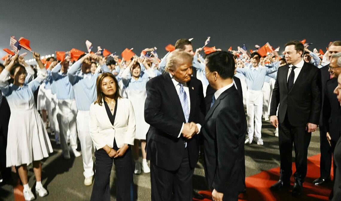US-Präsident Donald Trump wird von Chinas Vize-Präsident Han Zheng begrüßt.