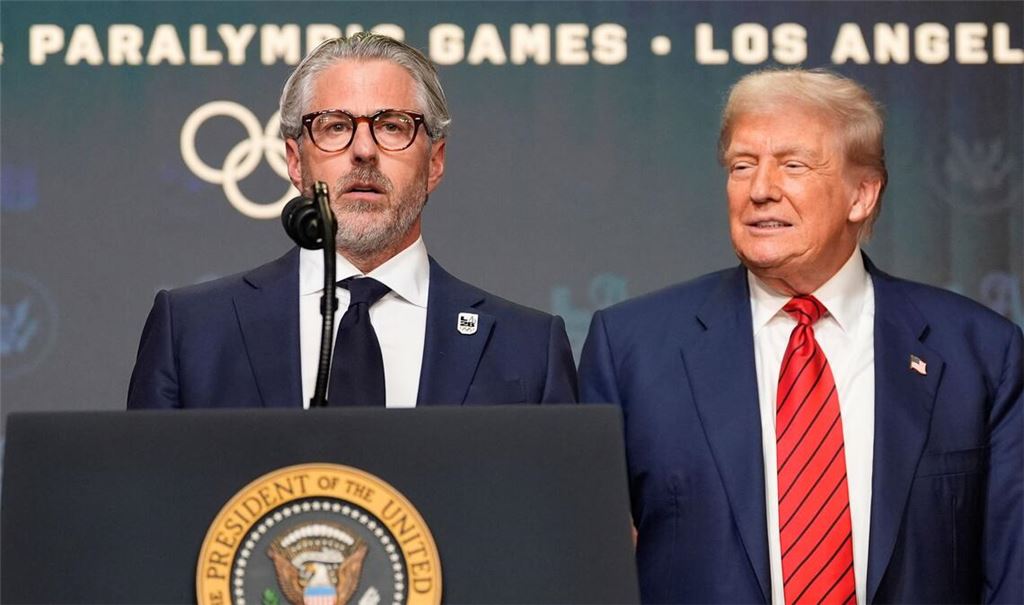 US-Präsident Trump (r) und Olympia-Organisationschef Casey Wasserman