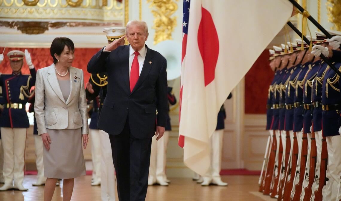 US-Präsident Trump salutiert bei seinem Besuch in Tokio.