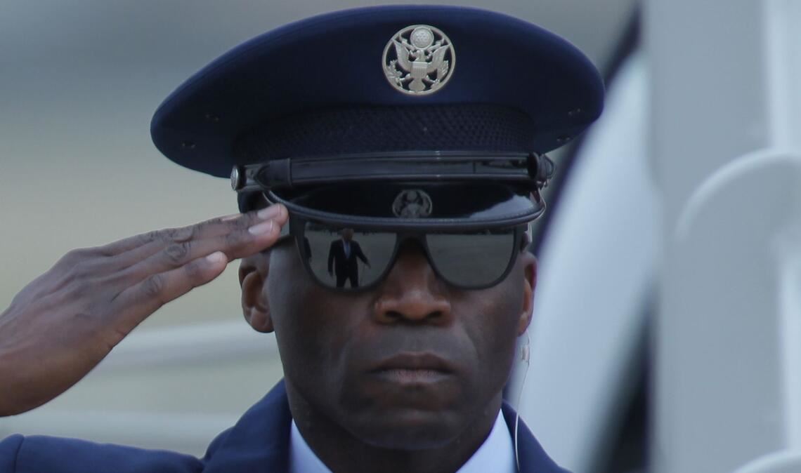 US-Präsident Trump spiegelt sich in der Brille von Air Force Chief Master Sgt. Tyrone Yeargin auf der Joint Base Andrews.