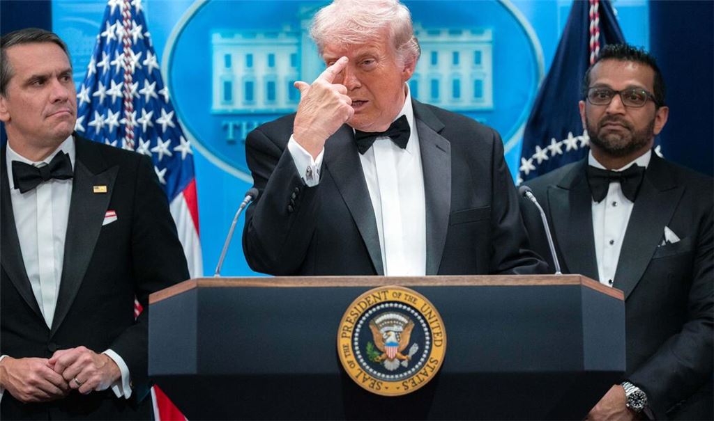 US-Präsident Trump trat nach dem Vorfall im Smoking vor die Presse.