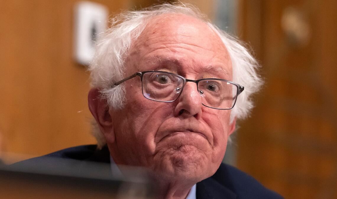 US-Senator Bernie Sanders hört zu, als US-Gesundheitsminister Kennedy Jr. vor dem Finanzausschuss des Senats auf dem Capitol Hill erscheint.