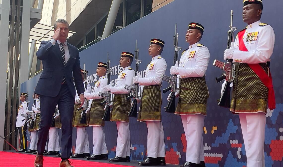 US-Verteidigungsminister Pete Hegseth geht an einer Ehrengarde entlang.