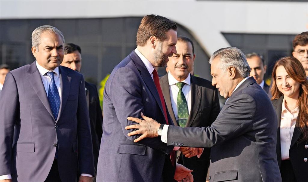 US-Vizepräsident JD Vance (2.v.l) schüttelt in Islamabad die Hand des stellvertretenden pakistanischen Premierministers Mohammad Ishaq Dar.