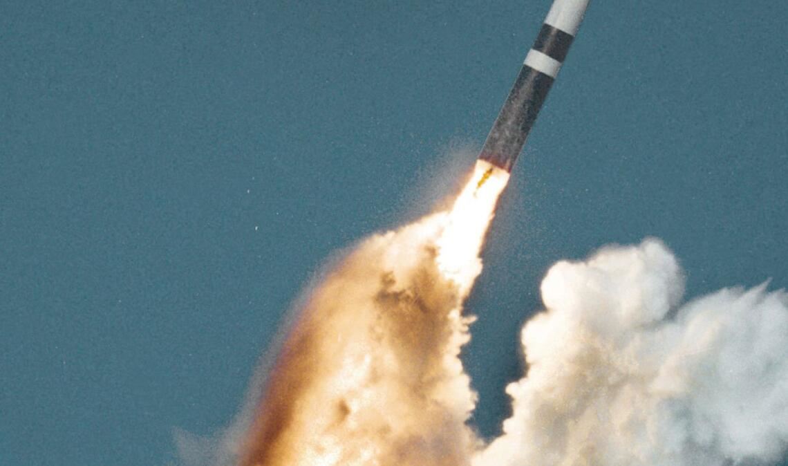 USA: 5244 atomare Sprengköpfe, davon einsetzbar: 1770, davon in Reserve: 3474. Trident II beim Start von einem getauchten U-Boot.