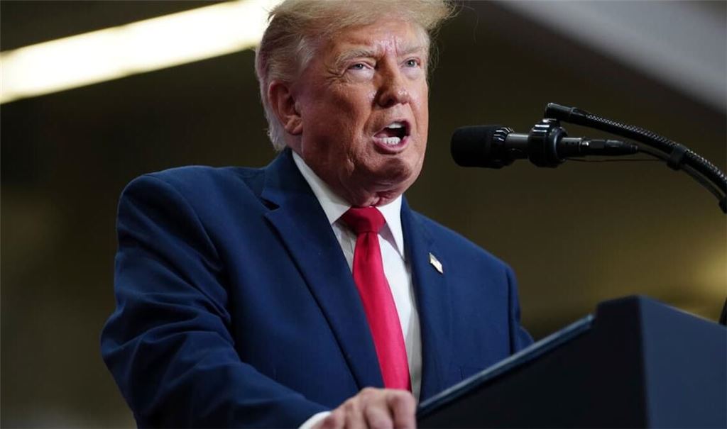 USA, Port Huron: US-Präsident Donald Trump hält eine Rede während einer Wahlkampfveranstaltung im McMorran Place Sports and Entertainment Center.