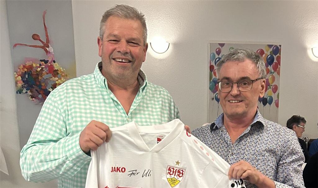 Udo Klein überreicht dem Jubilar Uli Common (li.) ein signiertes VfB-Trikot.