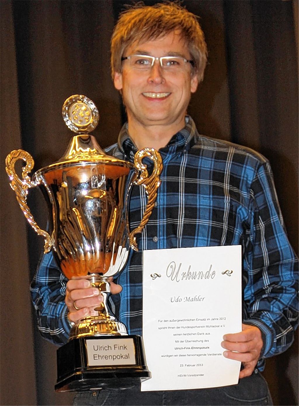 Udo Mahler erhählt den Ulrich-Fink-Ehrenpokal für ehrenamtliche Verdienste. Foto: Heintel