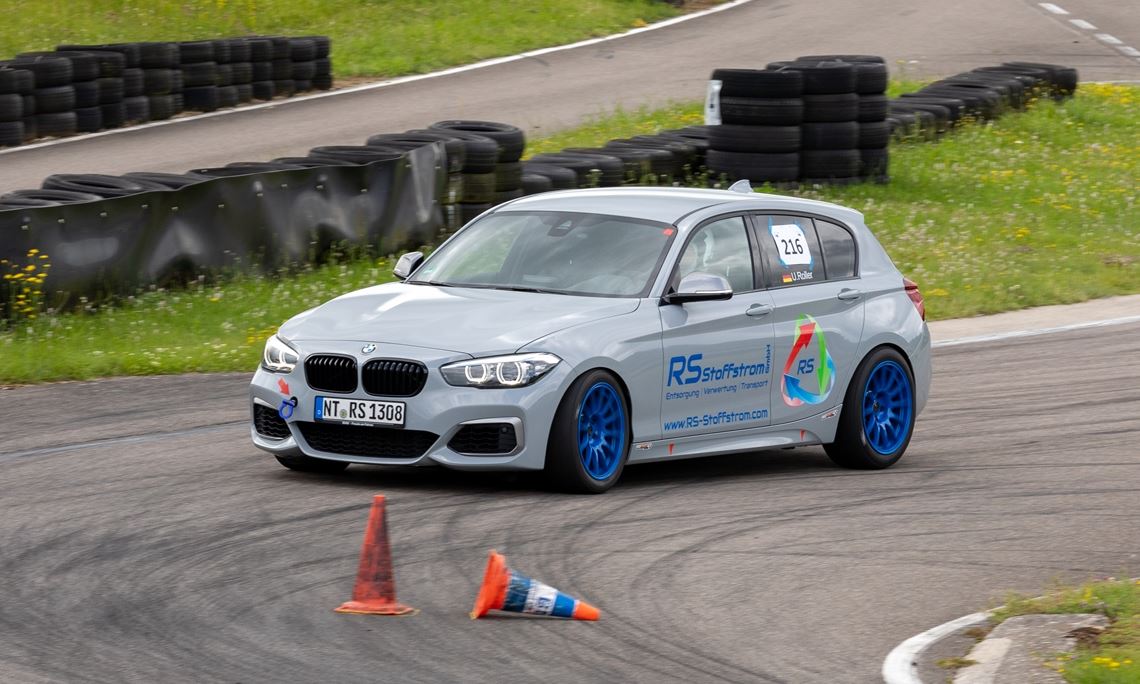 Udo Roller siegt erneut in Bopfingen Udo Roller mit seinem BMW auf der Kartbahn in Bopfingen. privat
