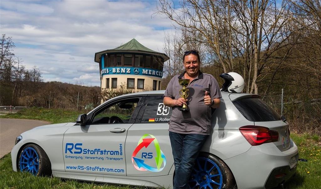 Udo Roller präsentiert seinen jüngst errungenen Pokal. Foto: privat