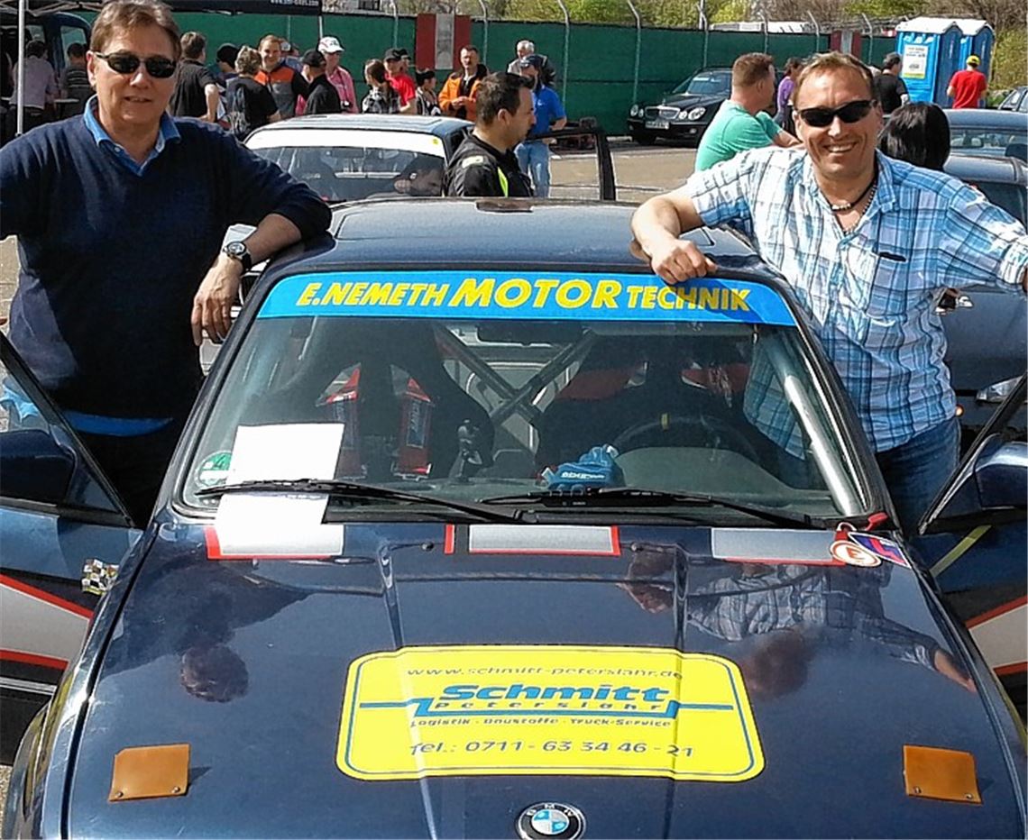 Udo Roller (re.) und der erfahrene Motorenspezialist Ewald Nemeth aus Lomersheim, der beim Setup des Fahrzeugs behilflich war. Foto: privat