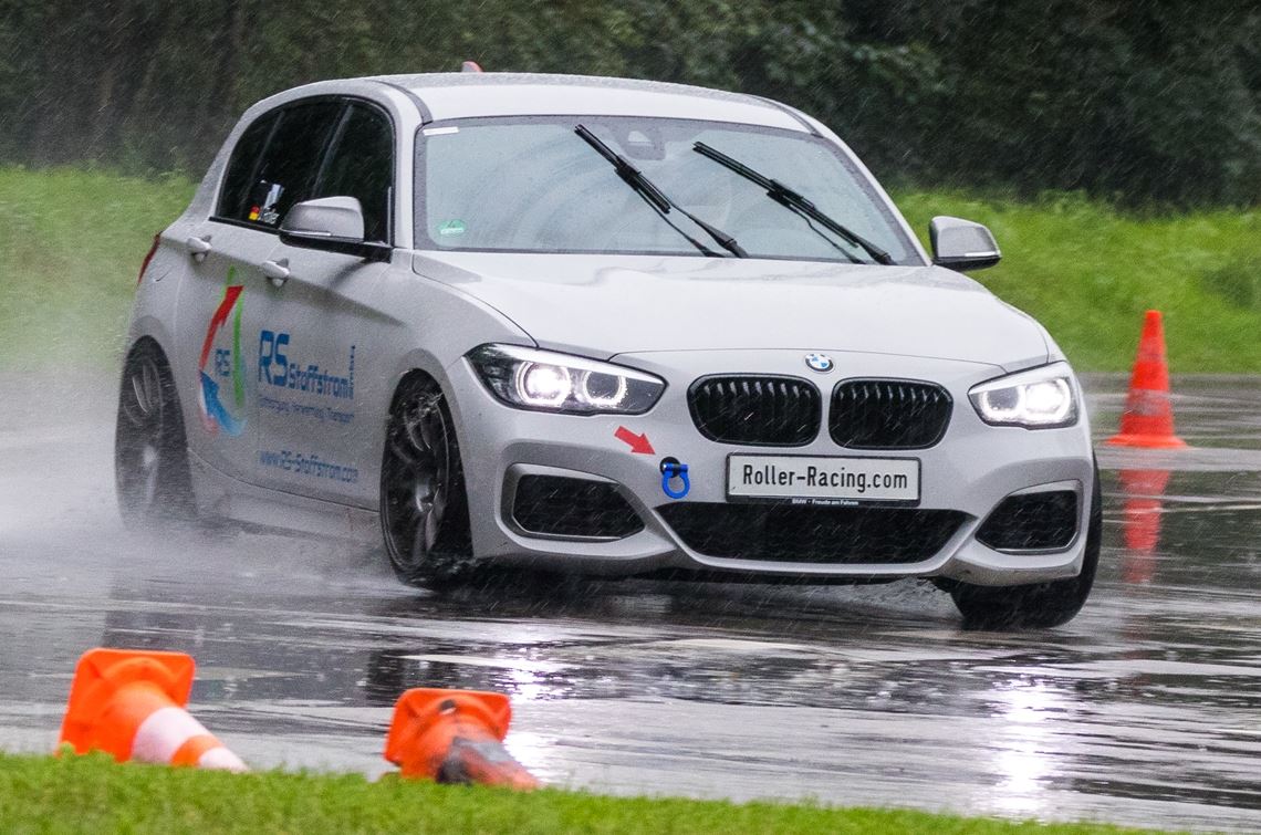 RKV-Fahrer siegt beim Slalom in Asperg Udo Roller zeigt trotz nasser Verhältnisse starke Leistungen auf der Strecke.Foto: p