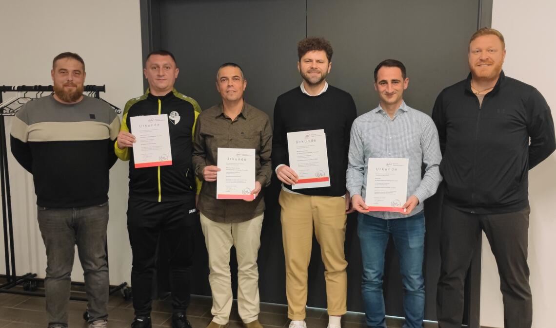 Udo Simon, der stellvertretende Vorsitzende des Fußballkreis Pforzheim, mit den Geehrten Artur Krasnicki, Miroslav Petrov Ignatov, Denis Muratcehajic und Rini Iljazi sowie Sven Lehmann, dem stellvertretenden Obmann der Schiedsrichtervereinigung (v.li.).