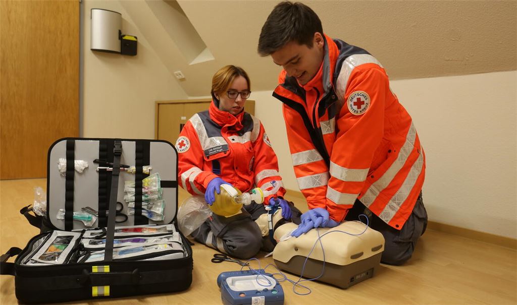 Üben, üben, üben: Lea Ahndorf und Luca Baral sind ein gutes Team – auch, weil regelmäßiges Reanimationstraining für die beiden DRK-Ehrenamtlichen aus Illingen selbstverständlich ist. Foto: Deeg