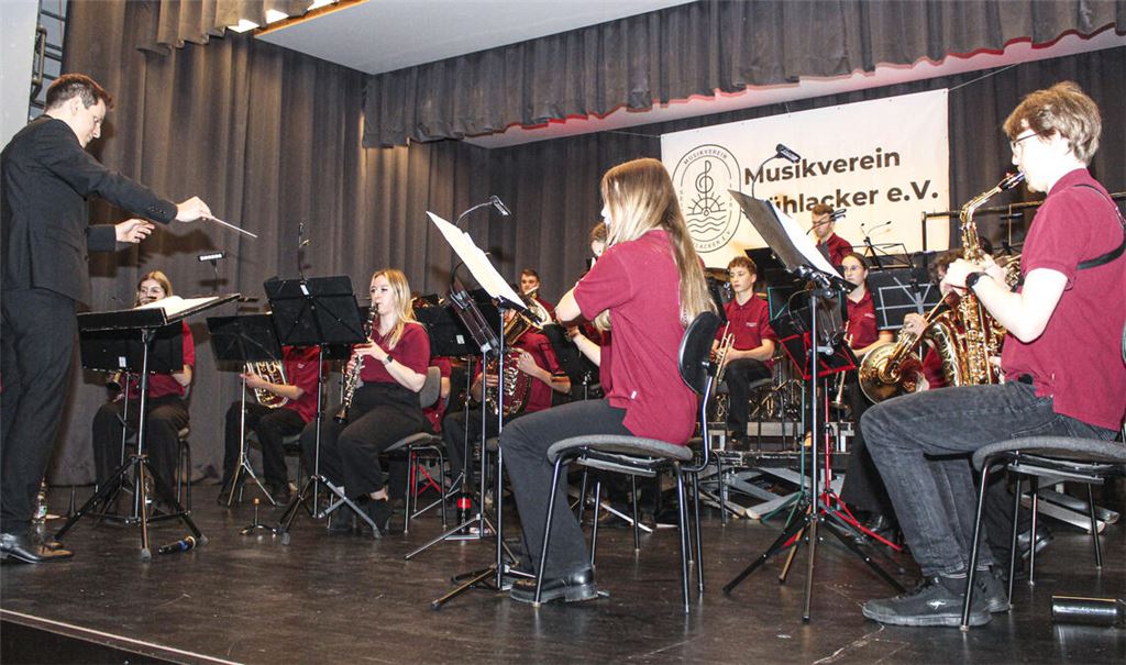 Über 100 Besucherinnen und Besucher lauschen im Uhlandbau-Saal dem Jugendkonzert des Musikvereins Mühlacker unter der Leitung von Lukas Bross. Fotos: Prokoph