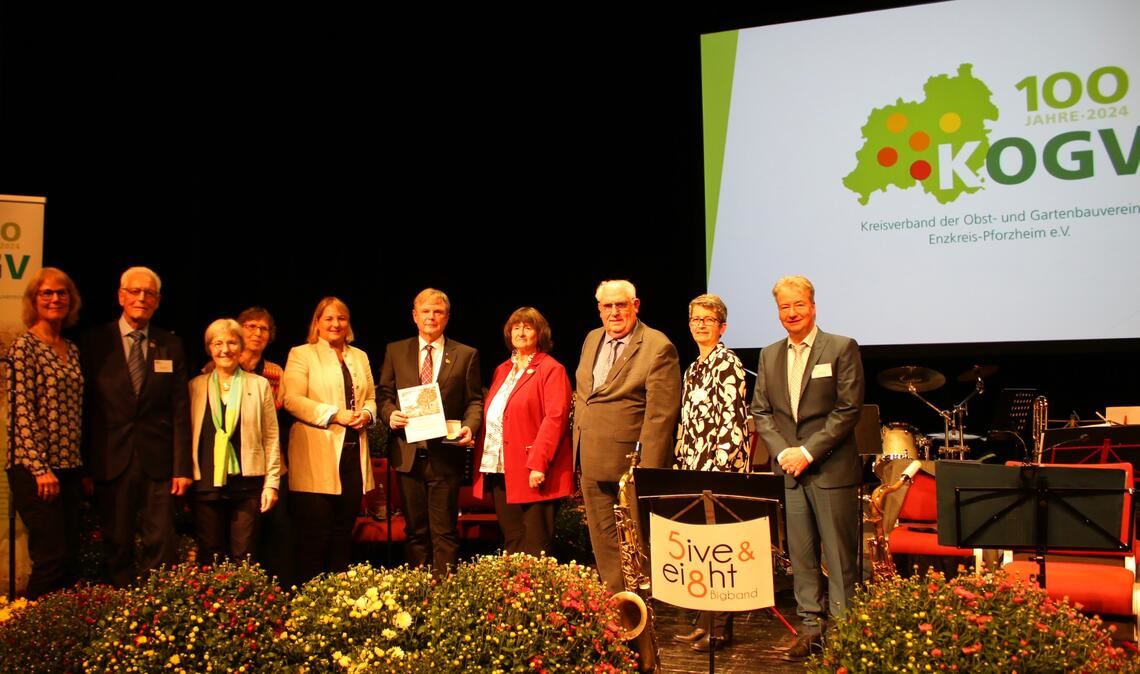 Über 100 Jahre OGV-Kreisverband freuen sich Landwirtschaftsamtsleiterin Corinna Benkel (v.li.), Ehrenvorsitzender Claus Sarnecki, Landtagsabgeordnete Stefanie Seemann (Grüne), KOGV-Vize Dr. Ulrike Fuchs, Ministerialdirektorin Isabel Kling (CDU), Vorsitzender Jürgen Metzger, LOGL-Präsidentin Sigrid Erhardt, Bürgermeister-Stellvertreter Kurt Ebel (CDU), Geschäftsführerin Karen Prem und KOGV-Vize Roland Keller. Fotos: Zachmann