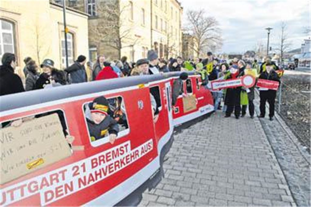 Über 100 Menschen nahmen in Mühlacker an der Demonstration gegen Stuttgart 21 teil. Die Demonstranten befürchten, dass der Nahverkehr mit Stuttgart 21 auf dem Abstellgleis landet. Foto: Stahlfeld