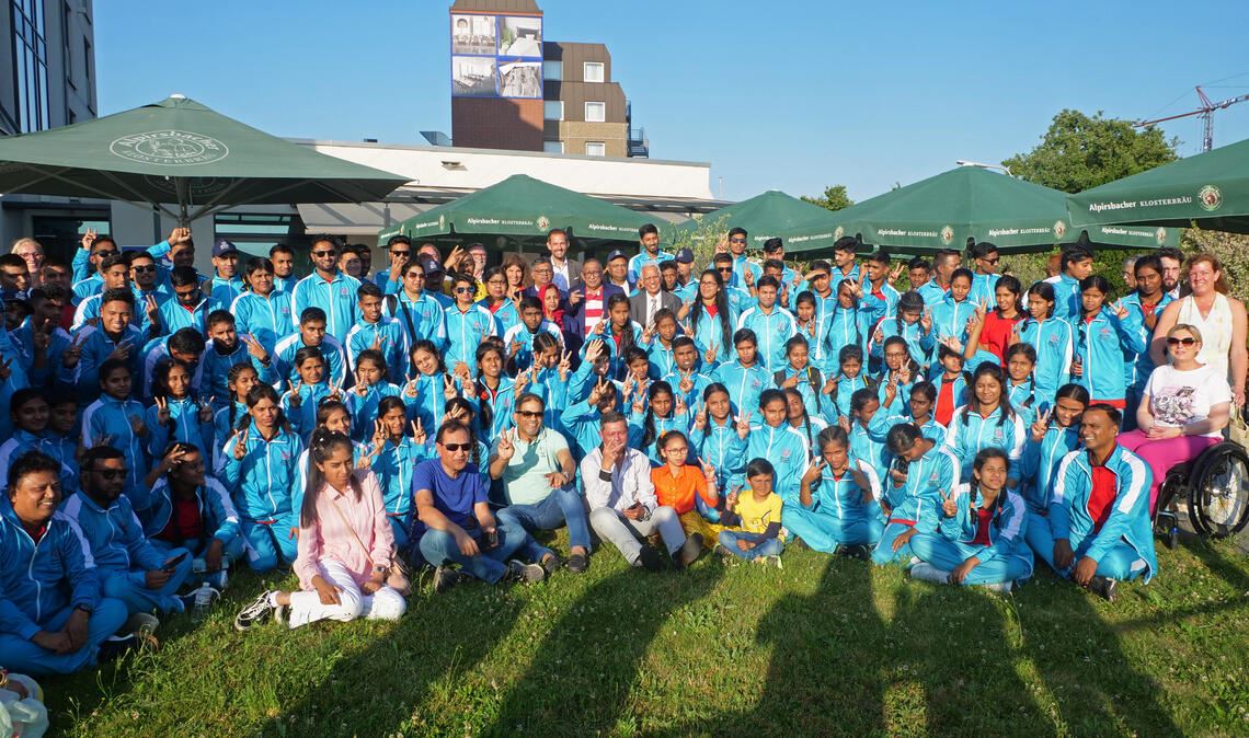 Über 100 Mitglieder umfasst die Delegation aus Bangladesch, die am Montagabend im Queens Hotel in Niefern angekommen ist. Fotos: Friedrich