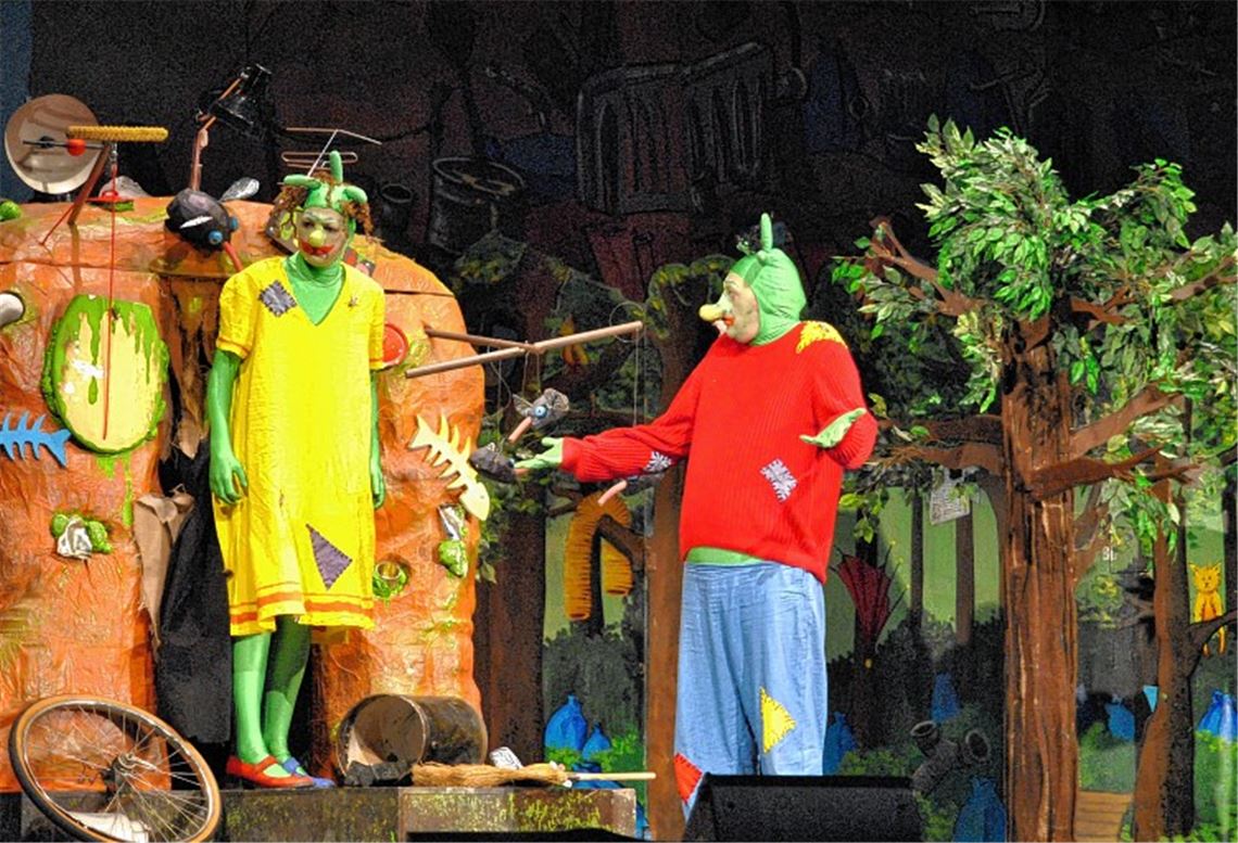 Über 1000 Kinder haben viel Spaß bei dem Musical „Hilfe, die Olchis kommen“. Foto: Stahlfeld