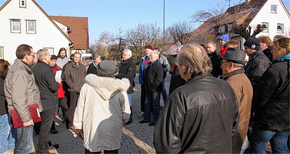 Über 30 Anwohner lassen sich von Ortsbaumeister Eberhard Lenckner (2. v. li.) und Bauingenieur Stephan Erlenmaier (li.) über den geplanten Ausbau der Pinacher Hauptstraße informieren.