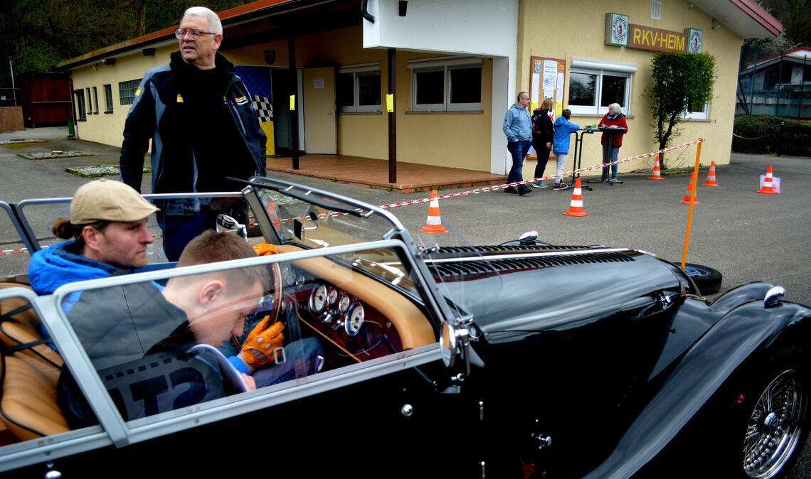 Über 30 Fahrzeuge, darunter auch einige ausgefallene Modelle, waren bei der Bildersuchfahrt des RKV Lomersheim am Start. Fotos: Stahlfeld