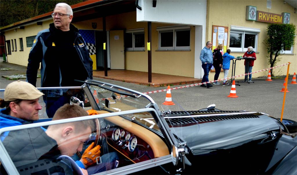 Über 30 Fahrzeuge, darunter auch einige ausgefallene Modelle, waren bei der Bildersuchfahrt des RKV Lomersheim im vergangenen Jahr am Start.