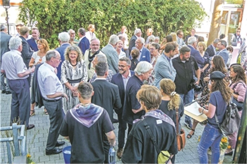 Über 300 Besucher kommen zum IHK-Sommerfest nach Pforzheim und tauschen sich aus. Fotos: Friedrich