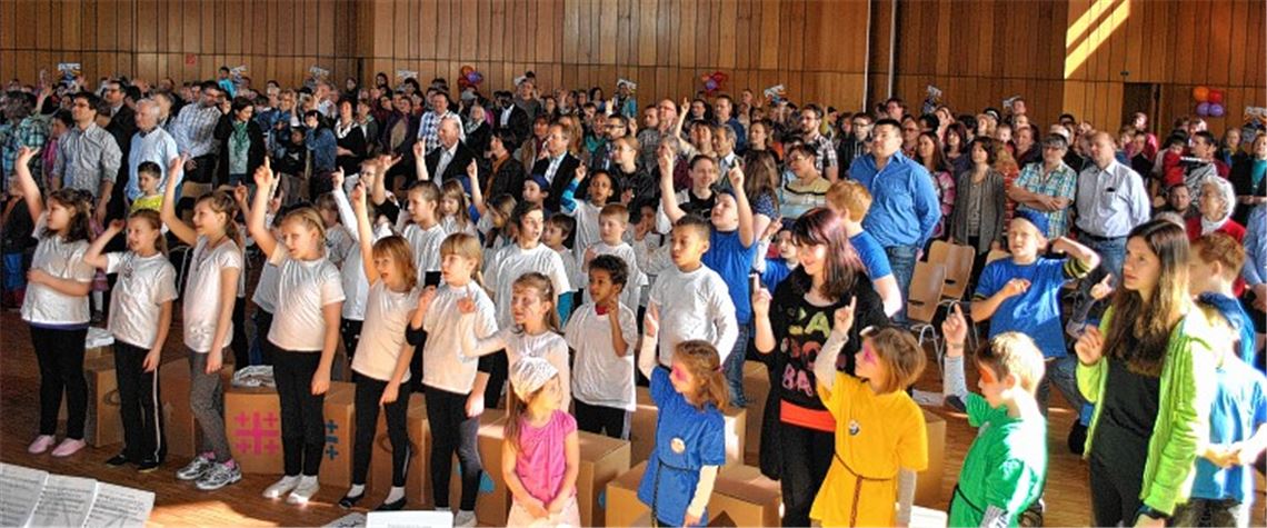 Über 300 Gäste kommen zum Abschluss der Kinderbibeltage in Ötisheim. 90 Kinder der Klassenstufen eins bis sechs gestalten ein buntes Programm.Fotos: Stahlfeld