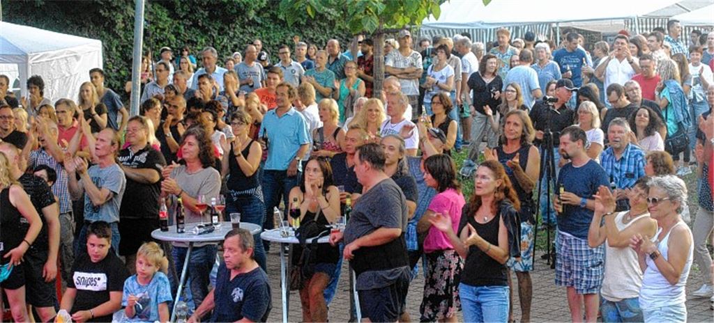 700 Fans feiern bei „Rock am Bach“