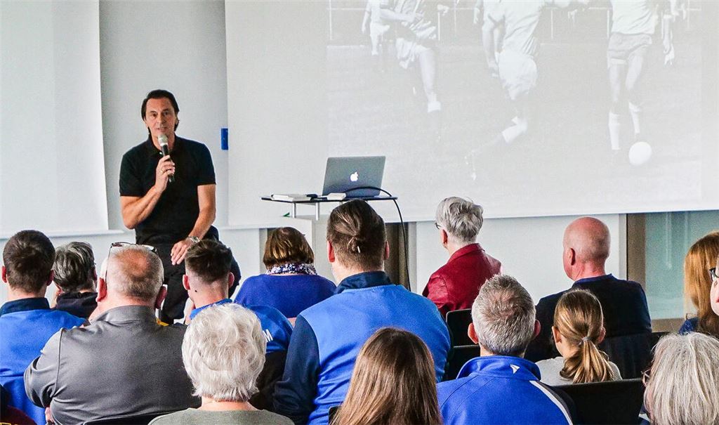 Über Fußball und Fernsehen erzählt Sky-Moderator Sebastian Hellmann bei der Lernwerkstatt der Lebenshilfe Pforzheim Enzkreis in Pforzheim.