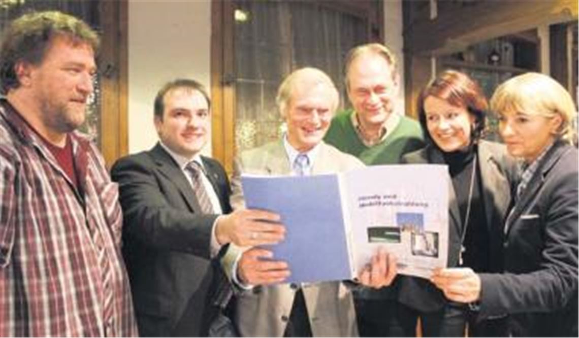 Über Mobilfunk diskutieren die Politiker (v. li.) Uwe Riel, Timo Steinhilper, Arno Schütterle, Viktoria Schmid und Monika Descharmes im Gasthof Goll in Niefern. Rüdiger Flick (3. v. li.) fungiert als Moderator der Podiumsdiskussion. 
Foto: Ochs
