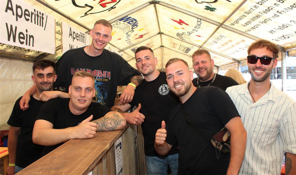 Über das gelungene Fest freuen sich am Sonntag vom Knittlinger Verein Dorfjugend ’22 Tobias Krauss (v.li.), Noah Domes, Lukas Simmel, Andre Bonnet, Vorsitzender Paul Kallenberger sowie die Freunde Maik Zimmerer und Philipp Herold. Foto: Prokoph